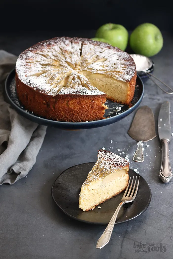 Köstlicher Low-Carb Apfelkuchen, bestreut mit Erythrit Puderzucker
