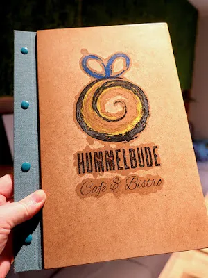 Köstlicher veganer Aperitif, ein Cremant vom PIWI-Kollektiv mit Minze und Gurke, serviert in der Hummelbude Essen.