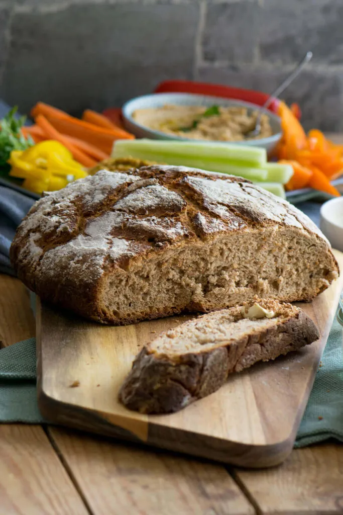 Köstliches Bauernbrot aus dem Gusseisentopf, mit goldbrauner Kruste