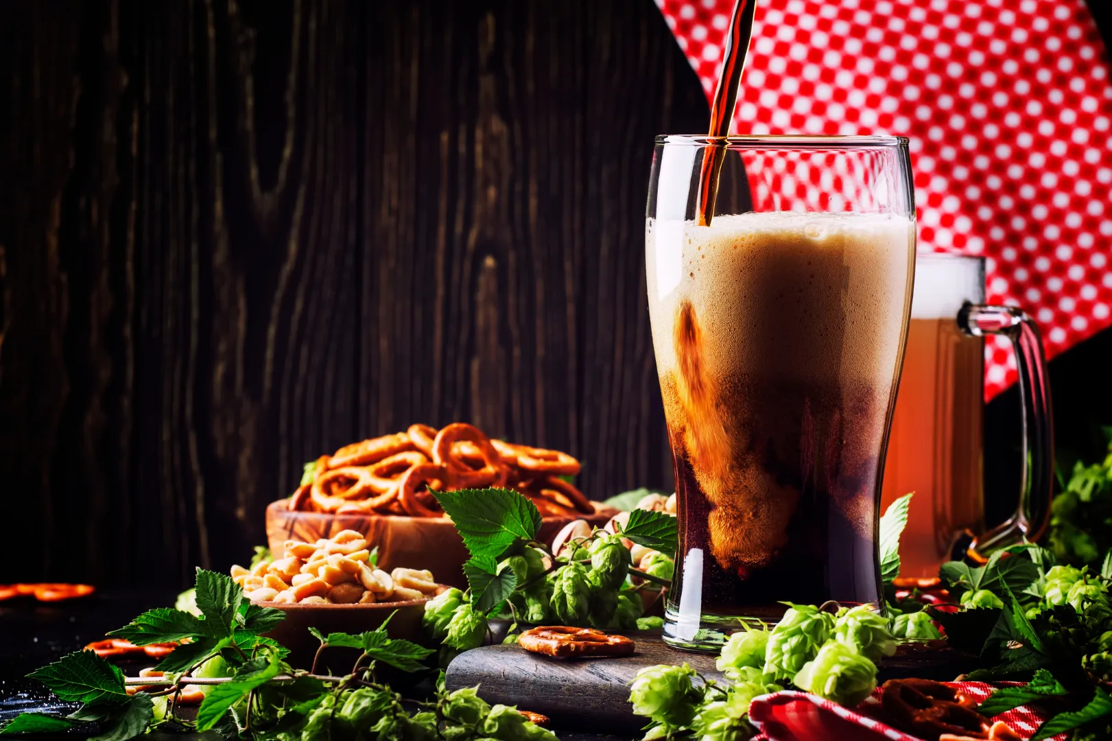 Köstritzer Schwarzbier mit Brezeln, ein klassischer deutscher Snack, der perfekt zu diesem dunklen Bier passt.