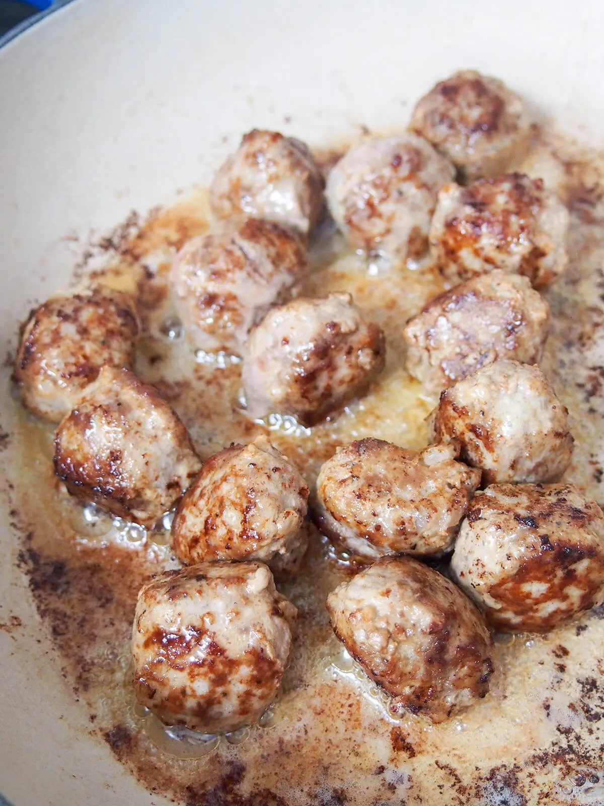 Köttbullar in einer gusseisernen Pfanne goldbraun braten