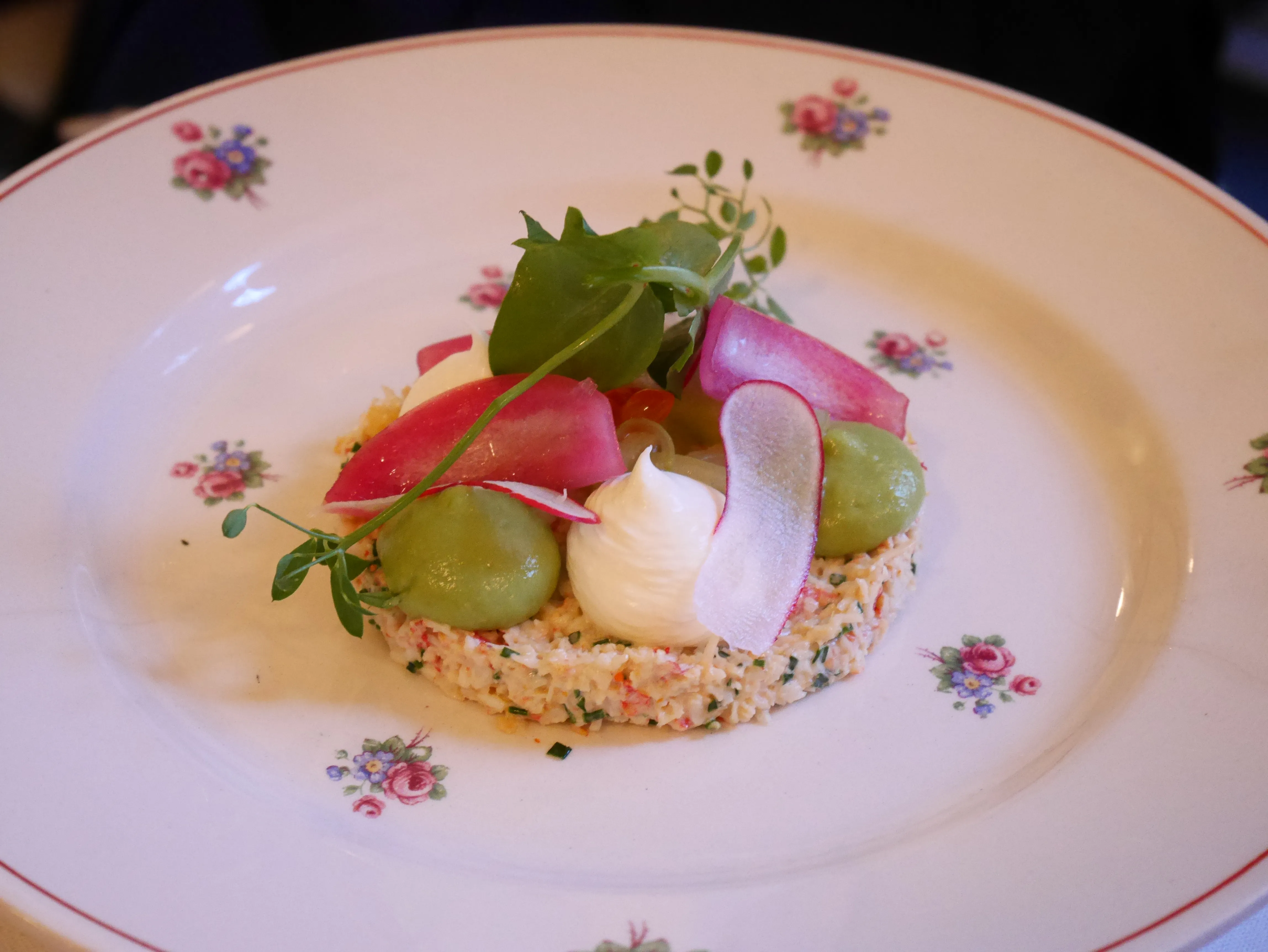 Krabbenfleisch mit Avocado-Mousse, appetitlich angerichtet auf einem individuellen Teller im Bistrot du Bac.