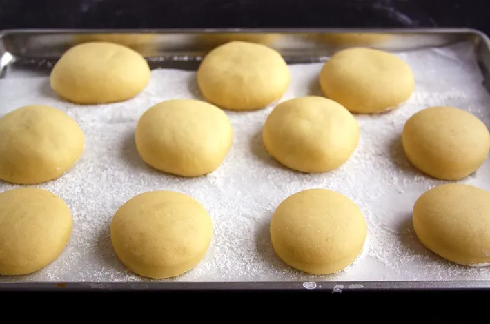 Krapfen vor dem Frittieren zum zweiten Mal gehen lassen