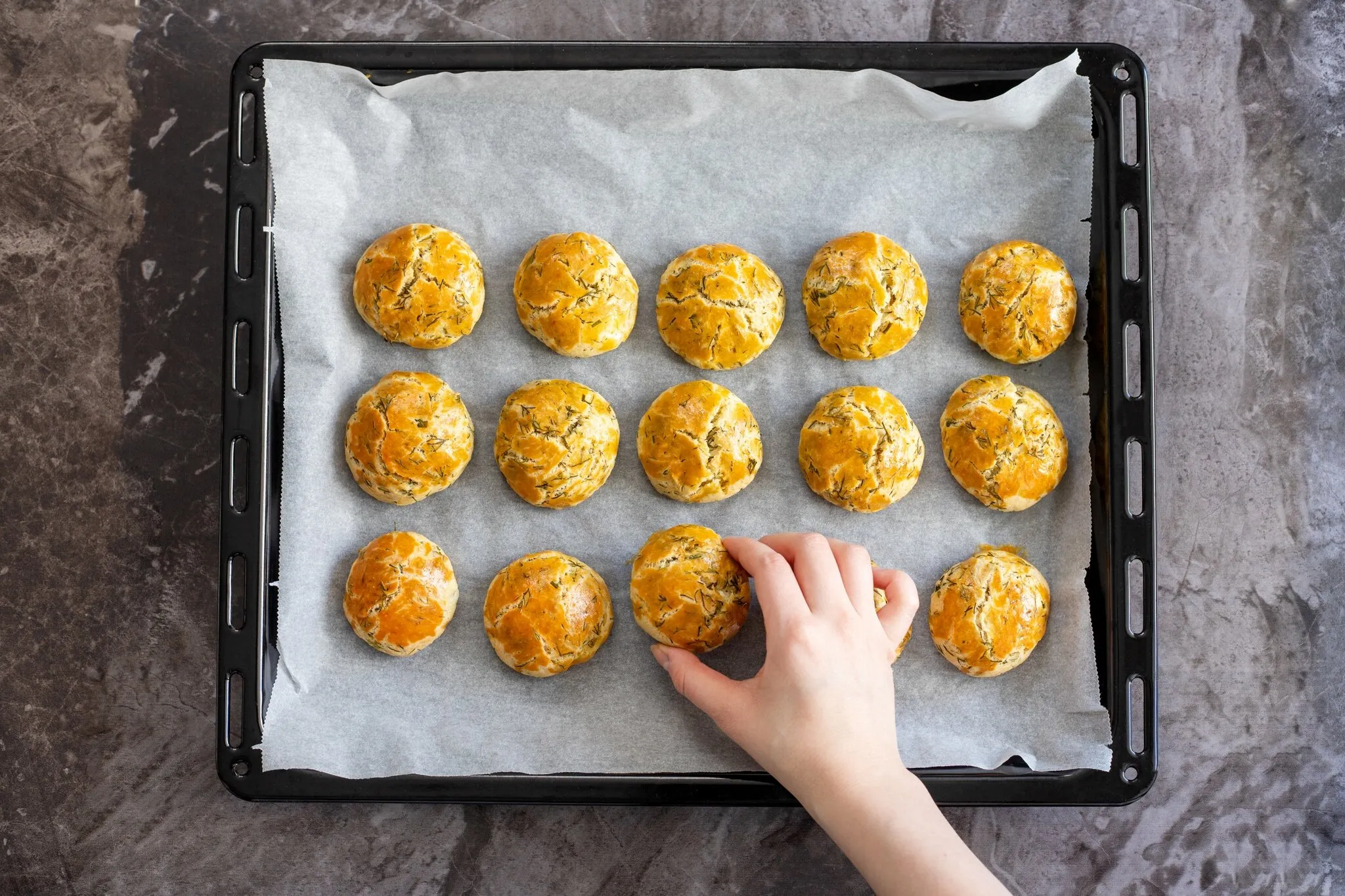Kräuterbrötchen auf einem Backblech, umweltfreundlich ohne Backpapier gebacken und nur eingefettet