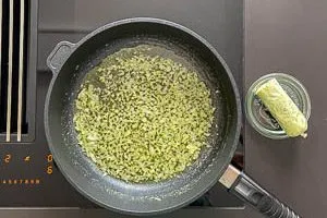 Kräuterbutter schmelzen für das Aroma