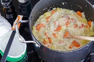 Kräuterfrischkäse und Gewürze für die finale Abstimmung der Kohlrabi-Soße