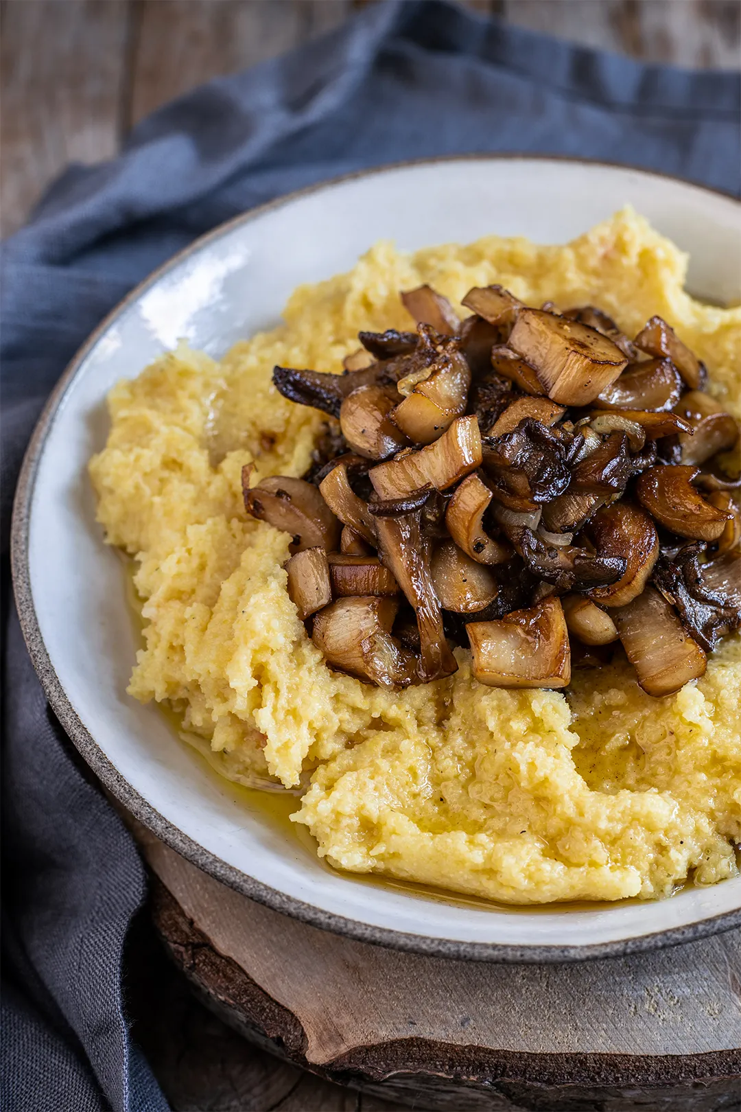 Kräuterseitlinge auf Polenta