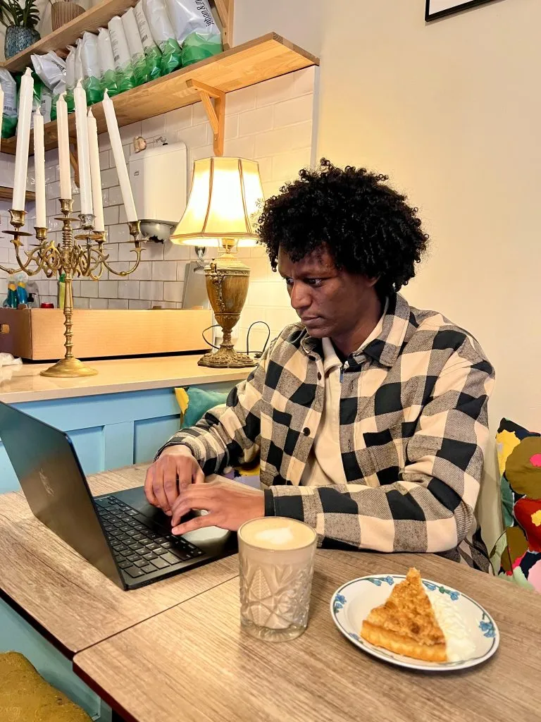 Kreative Reiseplanung in gemütlichen Cafés: Optimierung von Routen und Budgets mit KI und Excel