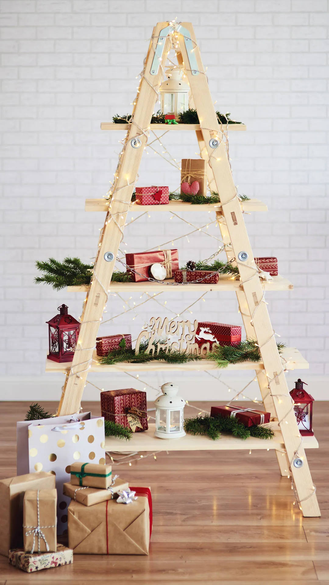 Kreativer DIY Weihnachtsbaum aus Holz und Naturmaterialien, eine umweltfreundliche Alternative