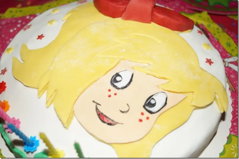 Kreativer Motivkuchen im Bibi Blocksberg Design