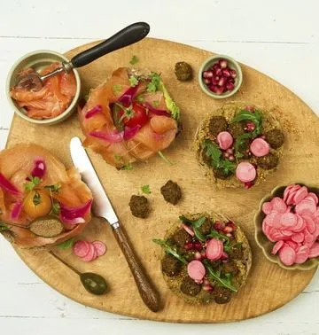 Kreatives BIO-Roggenbrötchen-Duo mit Räucherlachs und Falafel