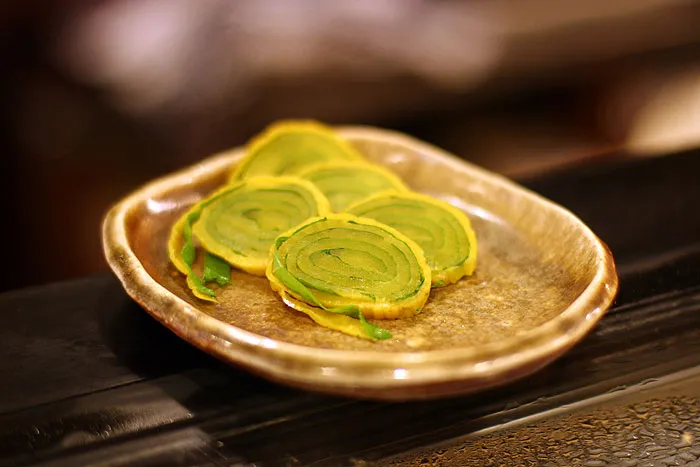 Kreatives Takuan-Sushi, eingerollt mit Salatblättern