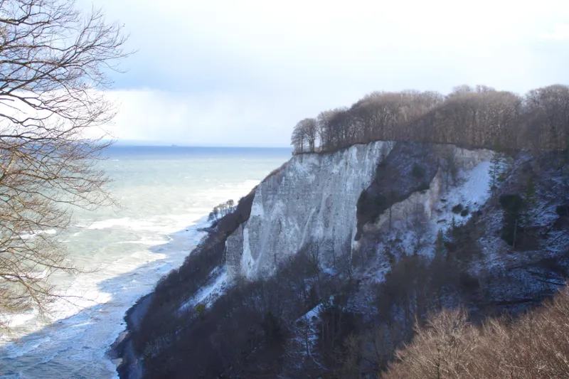 Kreidefelsen Königsstuhl auf Rügen im Nationalpark Jasmund, schneebedeckt im Winter mit blauem Himmel
