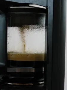 Krups Moka T8 Brühvorgang: Kaffee fließt wie ein Maus-Schwanz