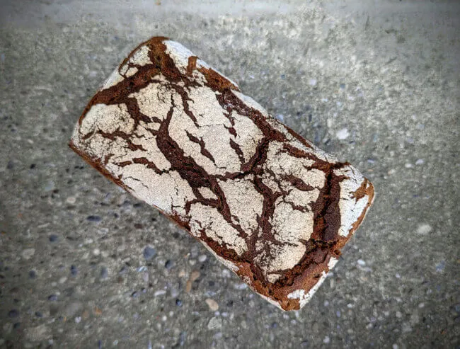 Kruste des Roggenbrots mit charakteristischen Aufrissen