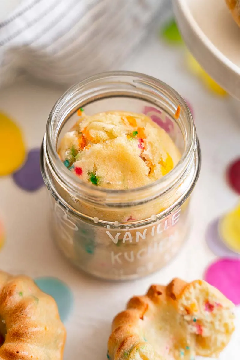 Kuchen im Glas: Fertig gebackener Vanillekuchen und Eierlikörkuchen zum Verschicken