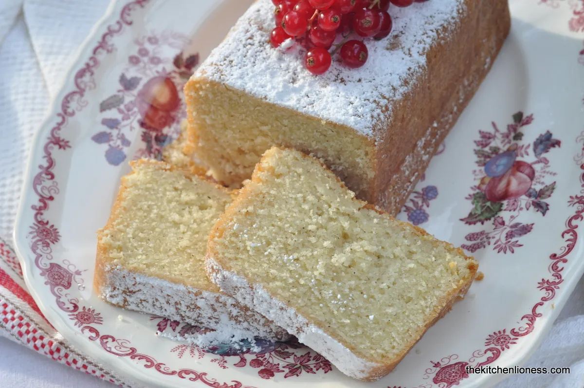 Kuchen in einer Kastenform, bereit zum Servieren