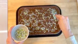 Kuchen mit grünen Streuseln verzieren