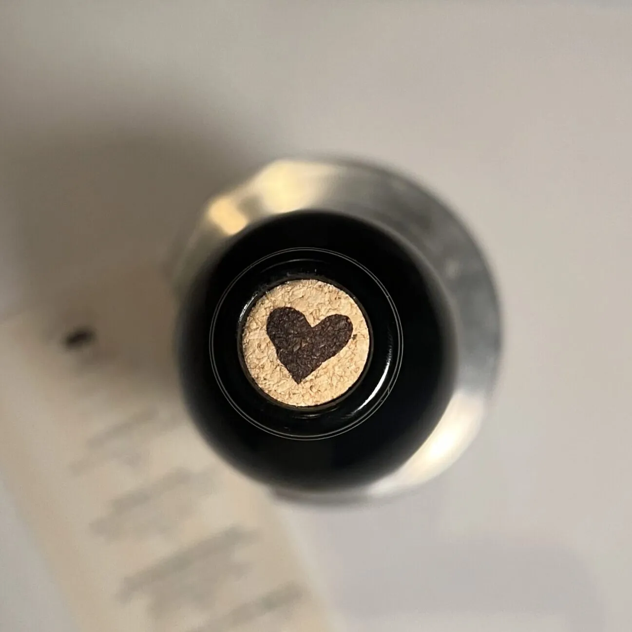 Küchenchef Neil Griggs bei der Arbeit im Cochon Restaurant, der die Leidenschaft und Expertise hinter jedem Gericht verkörpert.