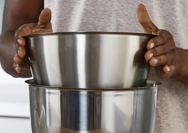 Küchenmaschinen-Zubehör: Zwei hochwertige, edelstahlfarbene Schüsseln für den Kenwood Titanium Chef Baker XL. Praktisch und funktional.