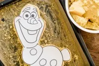 Kuchenreste in einer Schüssel, perfekt geeignet zur Weiterverwertung für leckere Cake-Pops oder andere Süßigkeiten.