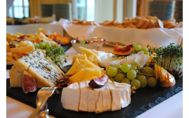 Kulinarische Genüsse am Buffet mit Spezialitäten aus Frankreich und Albanien