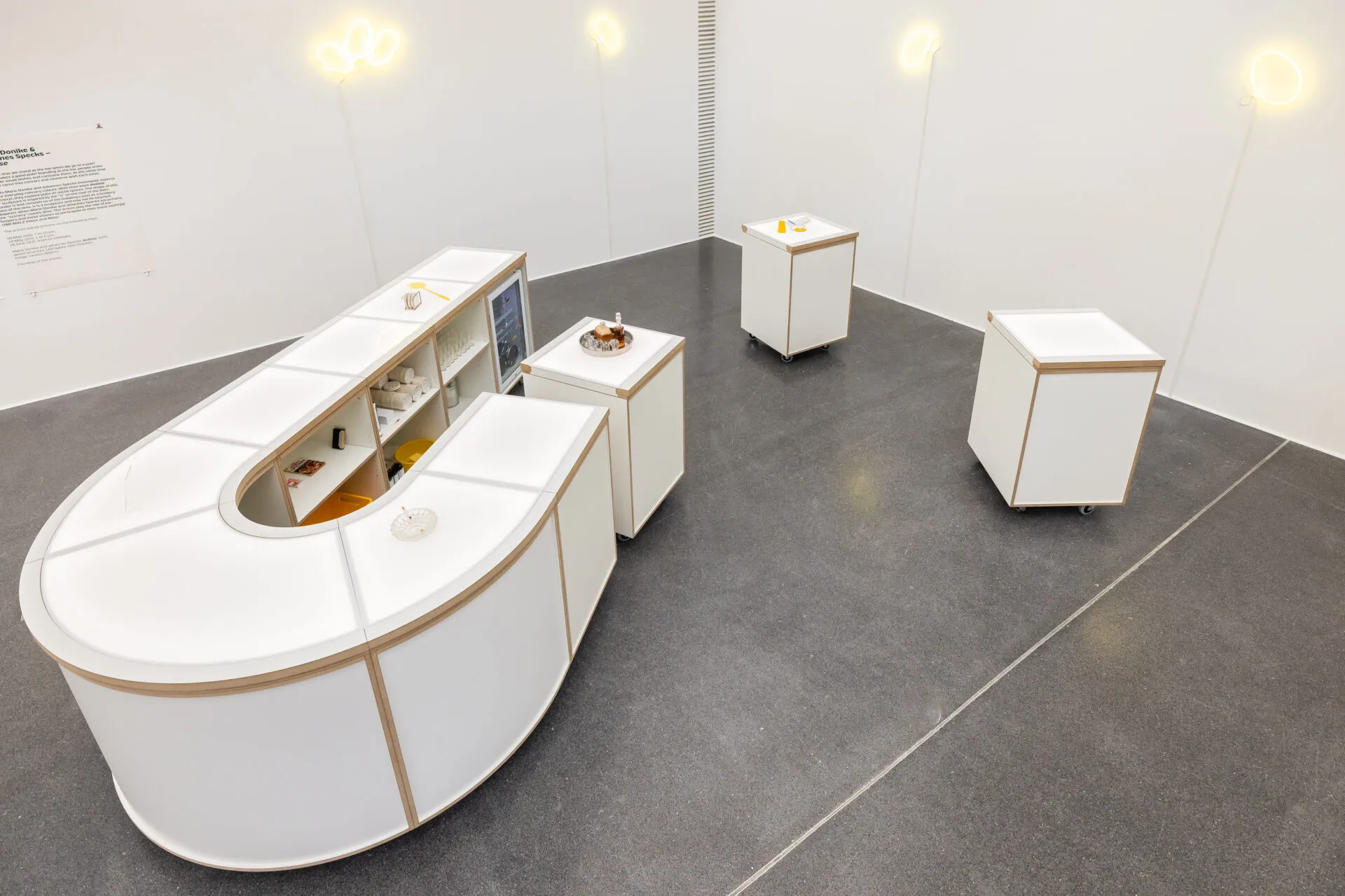 „Kulisse“ von Marie Donike &amp; Johannes Specks verwandelt den Tresen in eine Skulptur, die an das Dortmunder U und die Brautradition erinnert.