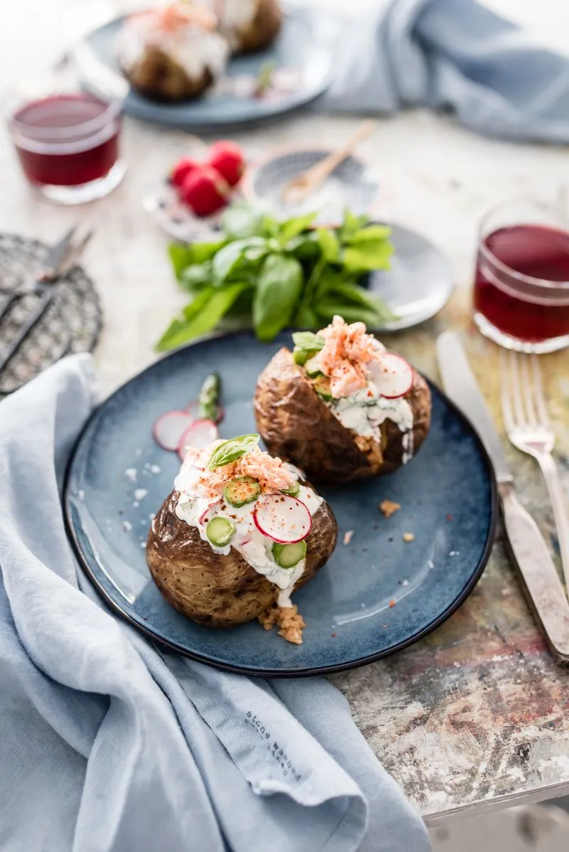 Kumpir mit grünem Spargel, Radieschen, Pulled Lachs und Bulgur als Street Food