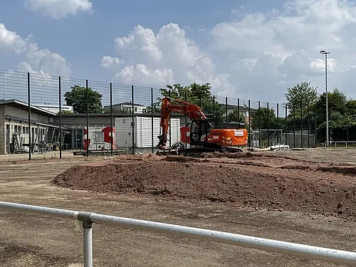 Kunstrasenplatz im Bau für die Sportfreunde 07 Essen an der Veronikastraße in Rüttenscheid.
