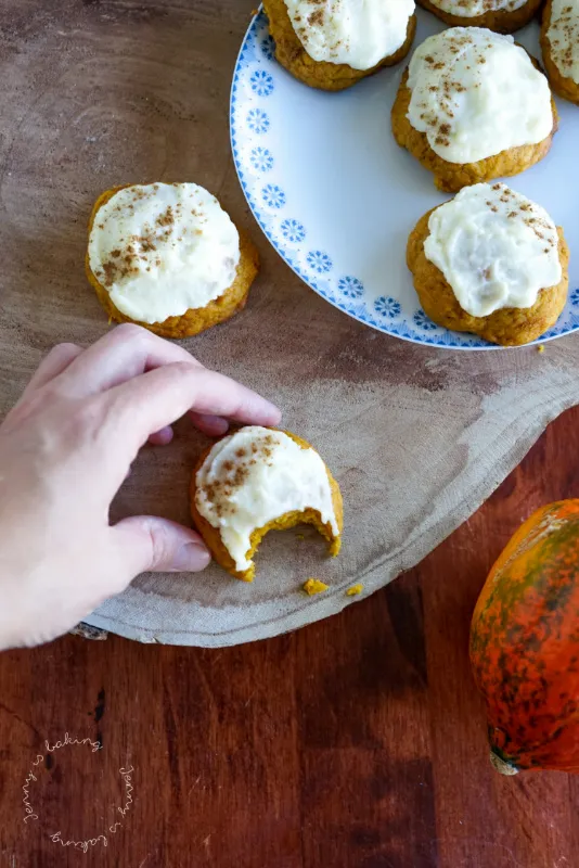 Kürbis-Cookies mit Frischkäse-Frosting: Frisch aus dem Ofen und bereit zum Verzieren