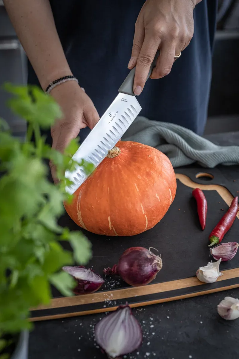 Kürbis-Curry mit Reis und frischen Kräutern auf einem Teller, ein köstliches und einfaches veganes Asia-Rezept