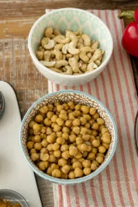 Kürbis-Curry mit Spinat und Zuckerschoten.