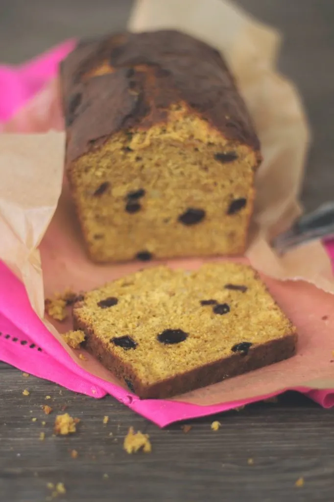 Kürbis-Früchtebrot, in Scheiben geschnitten, mit Mandeln und Rosinen