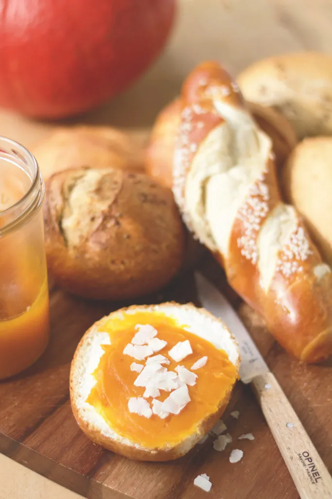 Kürbis-Kokos-Konfitüre in einem Glas