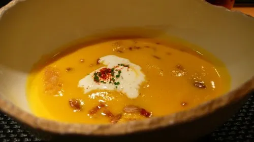 Kürbiscremesuppe mit geräuchertem Speck und Croutons