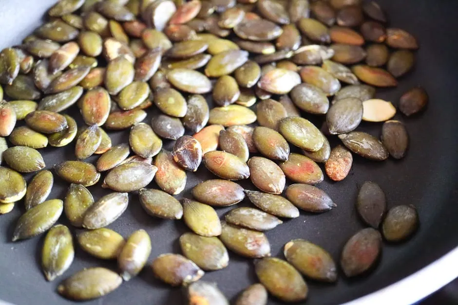 Kürbiskerne werden geröstet.