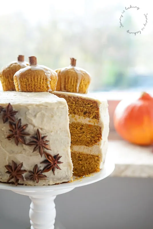 Kürbistorte mit gebräunter Buttercreme und herbstlicher Dekoration