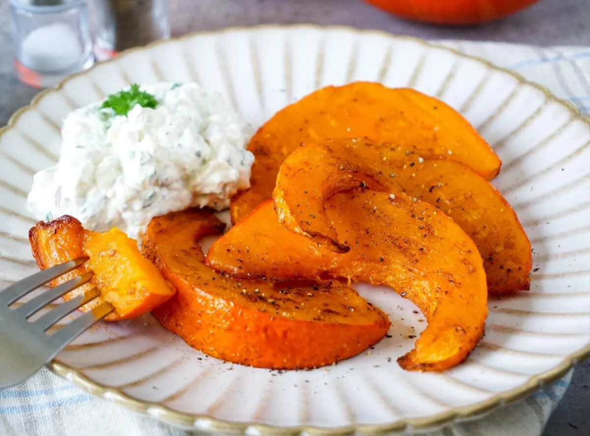 Kürbiswürfel in der Heißluftfritteuse goldbraun geröstet