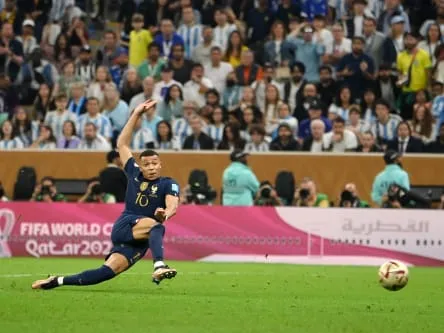 Kylian Mbappé erzielt per Volley den Ausgleich zum 2:2.