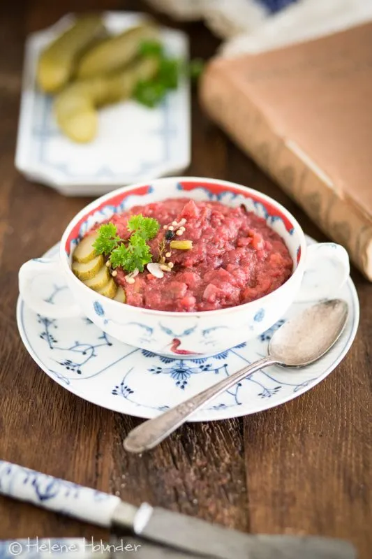 Labskaus mit Rindfleisch und Gewürzgurken, traditionell serviert