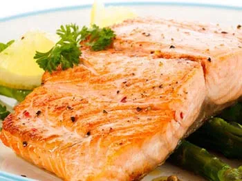 Lachsfilet, reich an Omega-3-Fettsäuren für die Fettverbrennung