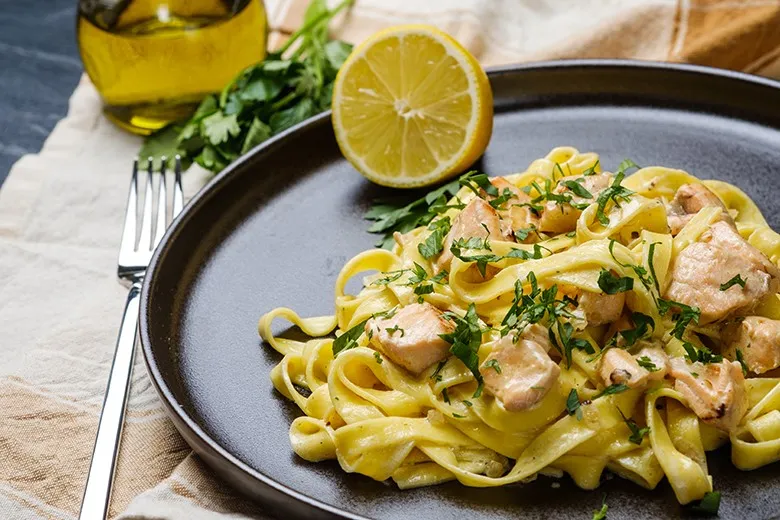 Lachsnudeln als gesundes Mittagsrezept mit Omega-3-Fettsäuren