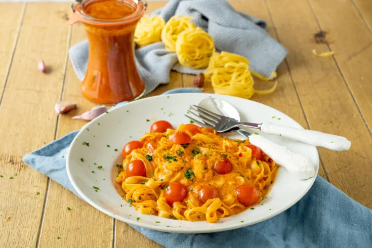 Lachspasta mit Tomaten-Sahnesoße