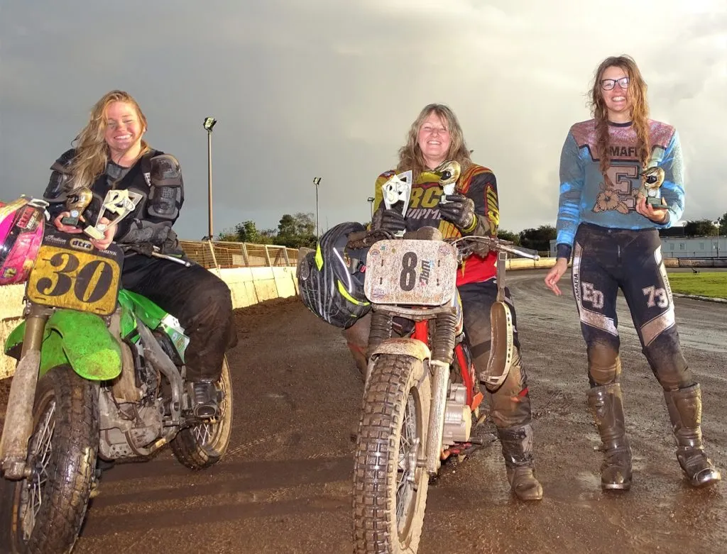 Ladies Sommer Meisterschaft Podium – Jackie Bally Rachel Pledge Erin Dyer