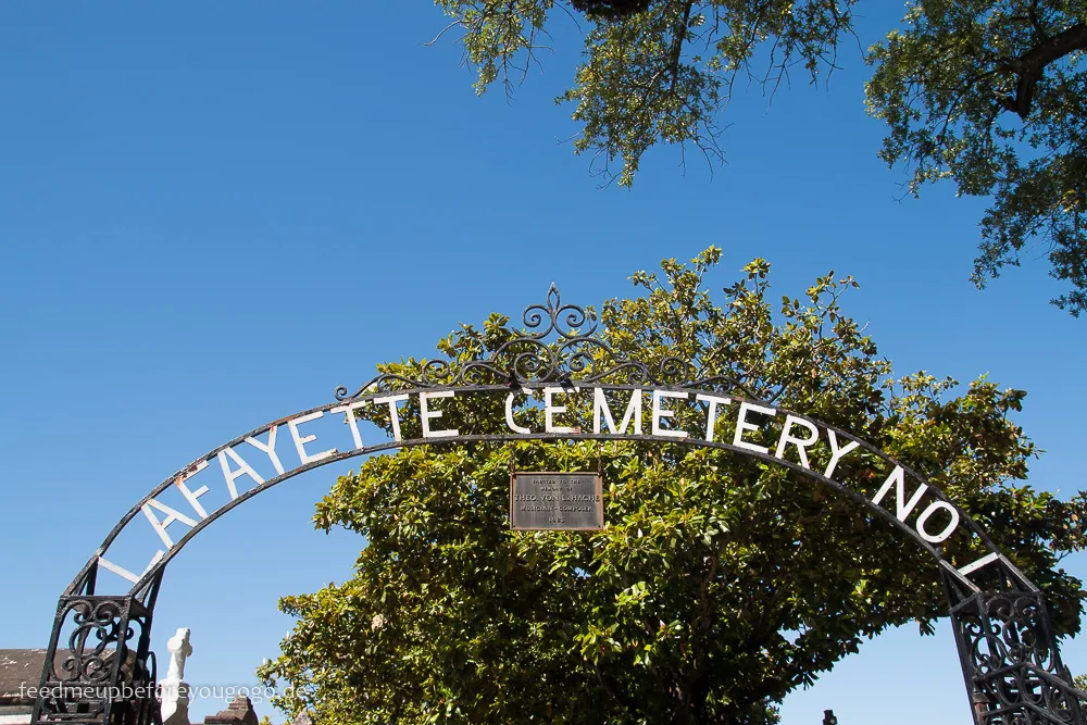 Lafayette Cemetery No. 1 in New Orleans, ein historischer Friedhof mit oberirdischen Gräbern und charakteristischer Vegetation.