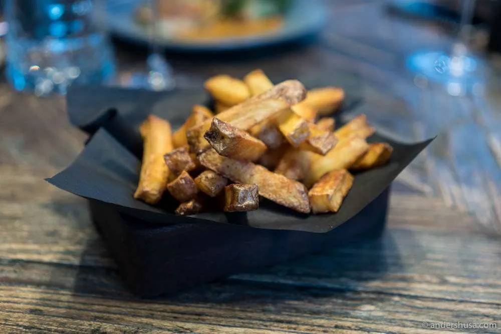 Lamm-Kebab mit rotem Krautsalat und Joghurt-Sauce, eine herzhafte Hauptspeise im NOA Restaurant