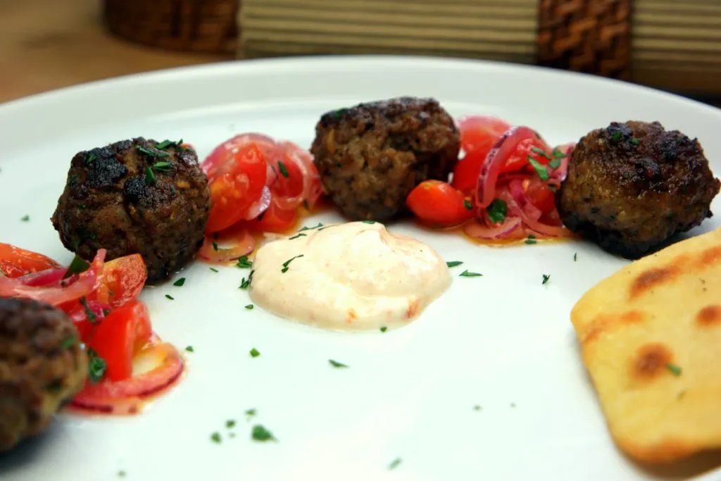 Lammköfte mit frischem Tomatensalat als leichte Vorspeise