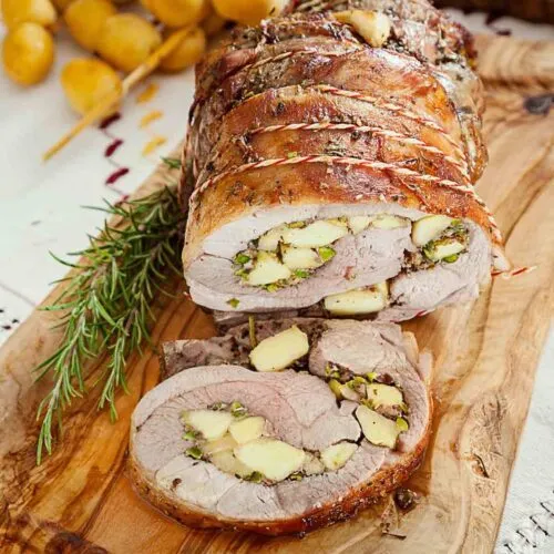 Lammrollbraten mit Datteln und Pistazien