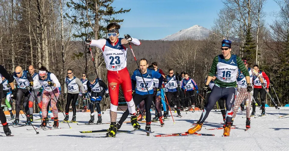 Langläufer im Dewey Mountain Recreation Center bei Sonnenuntergang