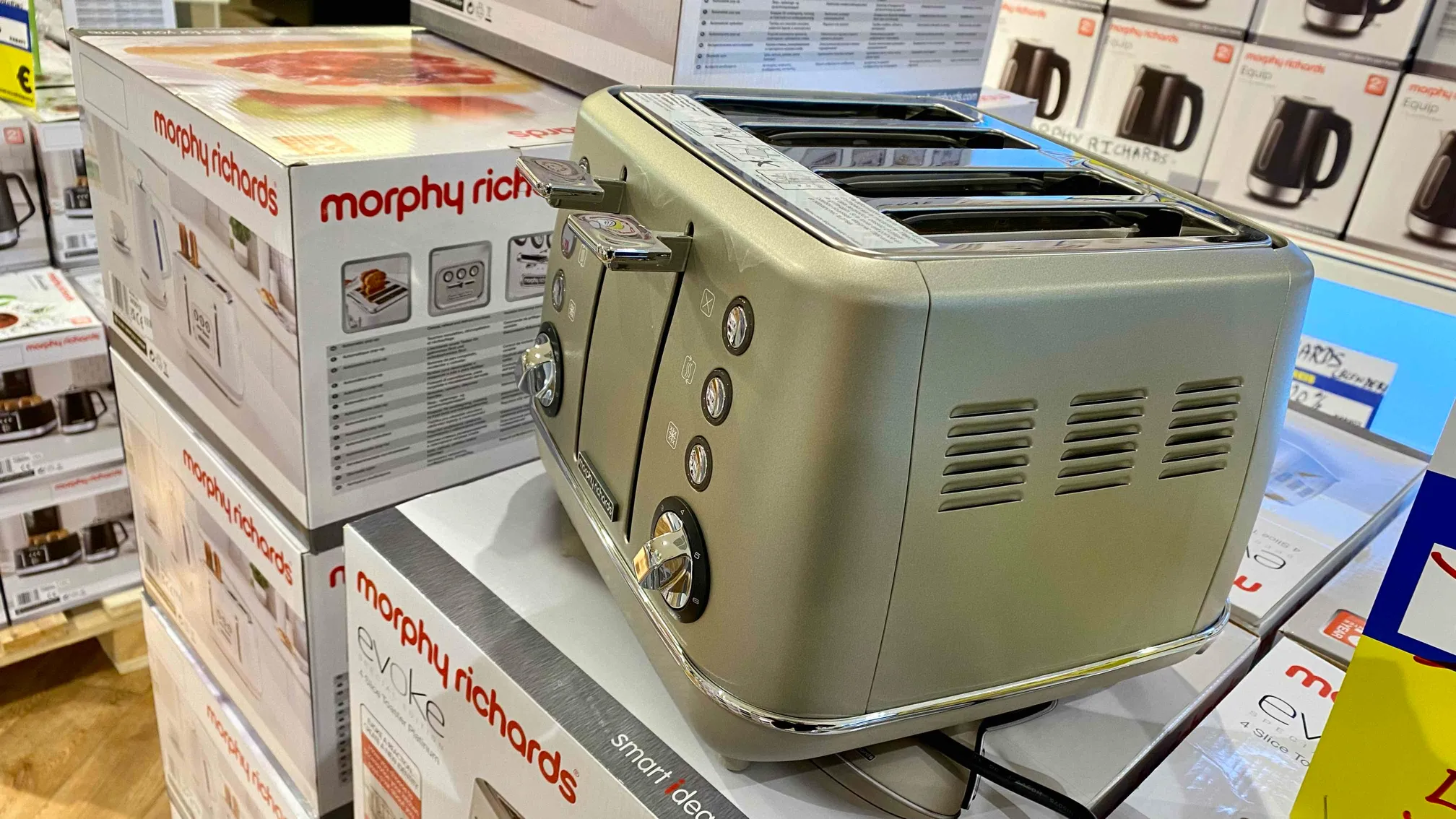 Langschlitztoaster 4 Scheiben im Einsatz, der gleichzeitig vier goldbraune Toastscheiben produziert
